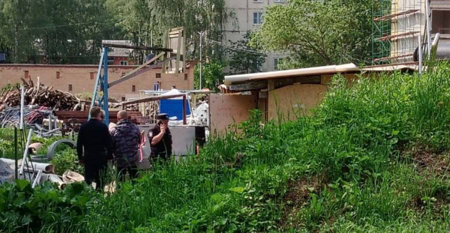 Свидетелями шокирующего ритуала стали жители одного из городов Подмосковья В Долгопрудном мигранты пытались зарезать барана прямо под открытым небом на глазах у прохожих, утверждают местные жители. Однако кровавый ритуал удалось пресечь, сообщает тг-канал «Типичный Долгопрудный». Очевидцы предположили, что действия приезжих связаны с мусульманским праздником жертвоприношения Курбан-байрам, который отмечается сегодня: «Прямо на стройплощадке у школы № 7 иностранные специалисты вывели на улицу барашка. Интересно, что бы они с ним сделали, если бы местные жители не вызвали полицию. Кстати, правоохранительные органы приехали очень оперативно», – говорится в публикации. По случаю исламского торжества власти Московской области подготовили для забоя жертвенных животных 12 специально оборудованных площадок. По мнению жителей Долгопрудного, гостям столичного региона следовало воспользоваться предоставленной возможностью и провести обряд культурно, в законном порядке.