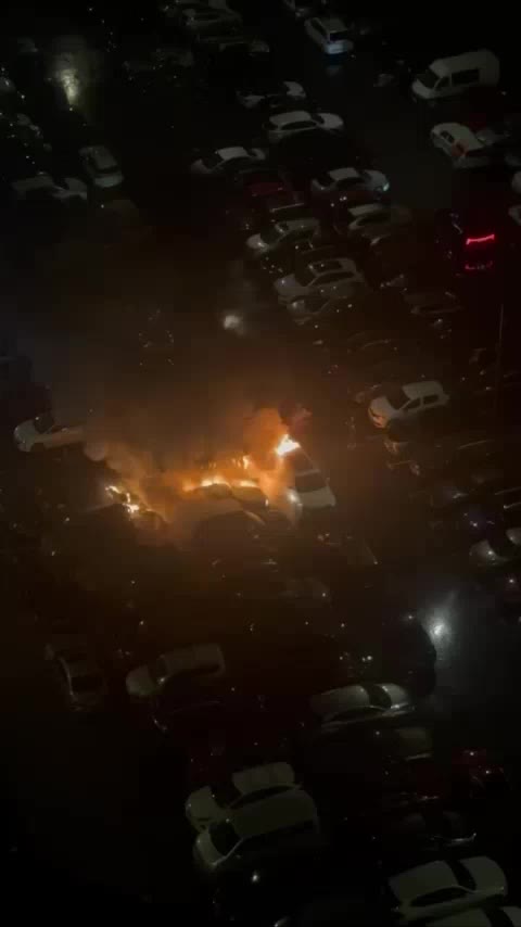 Пожар в Москве: повреждены автомобили и мотоциклы из-за возгорания контейнеров