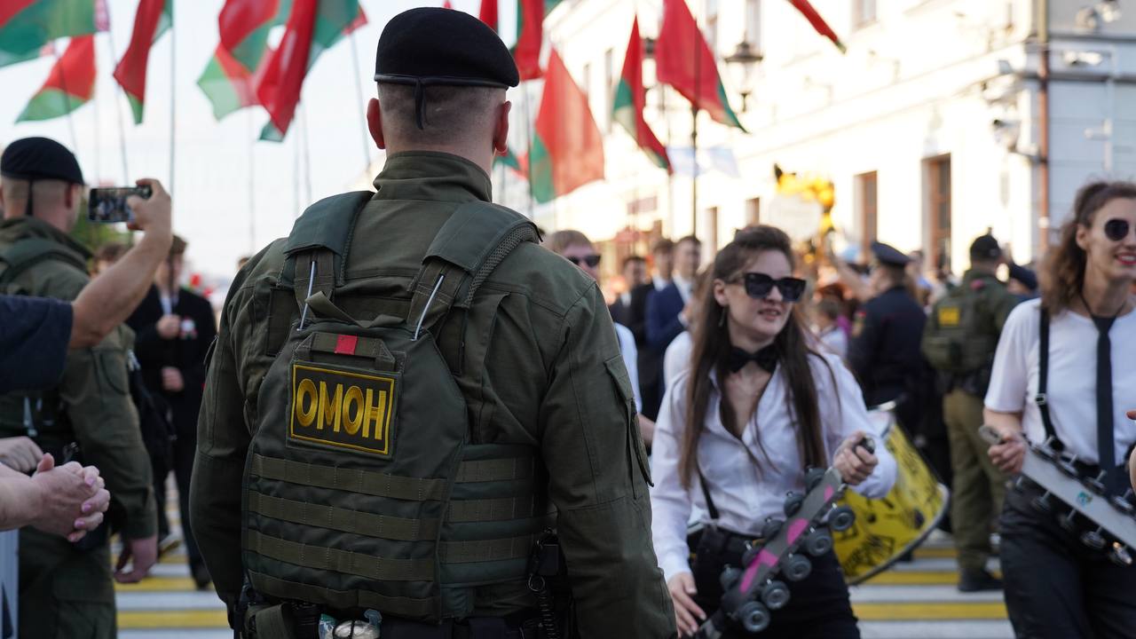 Милиция будет нести службу в усиленном режиме на День Независимости   По решению министра внутренних дел личный состав будет переведен на усиленный режим несения службы. Сотрудники будут работать как в форме, так и в гражданской одежде. Все места проведения массовых мероприятий будут взяты под контроль.  На праздничных площадках будут организованы контрольно-пропускные пункты, где будет осуществляться досмотр граждан и их вещей, включая использование металлодетекторов.  По материалам grodnonews.by.   Обр.связь   ТГ    ВК    YouTube    Inst
