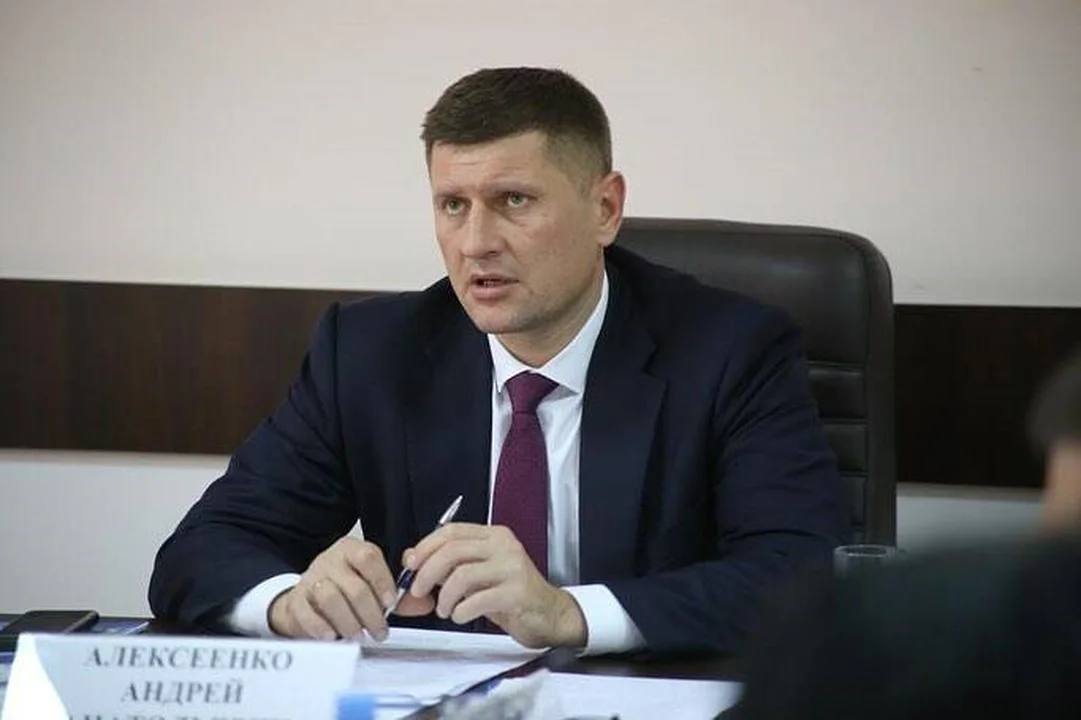 Экс мэр Краснодара Андрей Алексеенко стал замполпреда в ЮФО Об этом сообщает агентство ФедералПресс со ссылкой на соответствующий указ о назначении С ноября 2021 по август 2022 года Андрей Алексеенко руководил столицей Кубани затем возглавил правительство Харьковской области После этого его перевели в руководство Херсонской области соцсети Андрея Алексеен Подписывайтесь на Ъ Кубань Оставляйте бусты