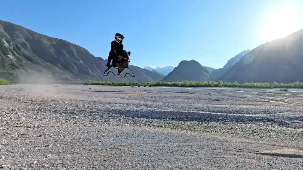 Представлен Volonaut Airbike — летающий супербайк почти из кино Этот аппарат словно спидер из "Звёздных войн", но Volonaut Airbike — вполне реальный концепт персонального воздушного транспорта. Его разработал Томаш Патан, инженерный ум, стоявший за созданием eVTOL Jetson ONE, о котором мы вам рассказывали ранее. Заявленные характеристики впечатляют — скорость может достигать 200 км/ч. Примечательно, что Airbike обходится без внешних винтов, полагаясь на патентованную двигательную установку и систему стабилизации с полётным компьютером. Такой аппарат предлагает пилоту абсолютно свободный обзор и ощущение свободы. Отсутствие открытых винтов может сделать его безопаснее для полётов даже в оживлённых районах. Это серьёзная заявка на прорыв в личной авиамобильности. Пока это интригующий анонс, ждём подробностей. Volonaut #Постфактум Онлайн-проект eMAKS