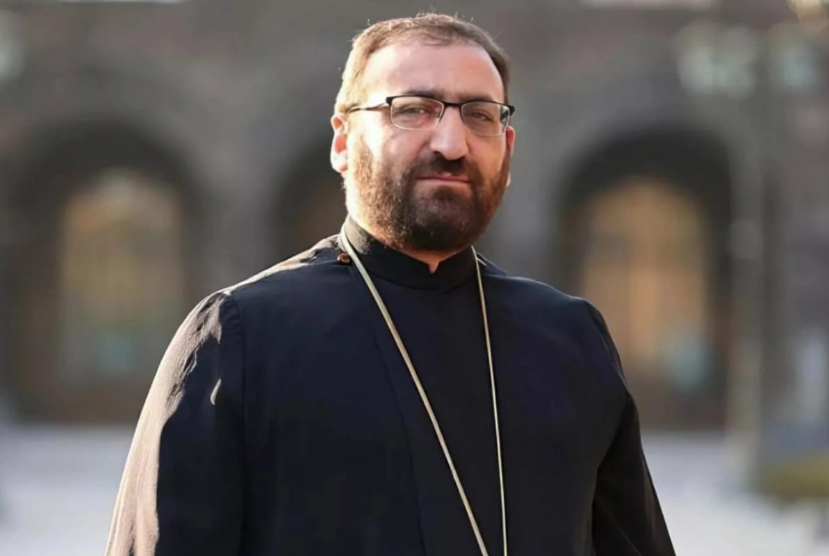 В столице Армении Ереване задержан глава канцелярии Первопрестольного Эчмиадзина архиепископ Аршак Хачатрян Об этом сообщил в соцсетях адвокат Арсен Бабаян По словам юриста А Хачатряна задержали сотрудники Службы национальной безопасности в здании Следственного комитета Подробности и причины задержания не раскрываются   Новости Азербайджана Написать нам ruoxuaz СледственныйкомитетАрмении Ереван Армения