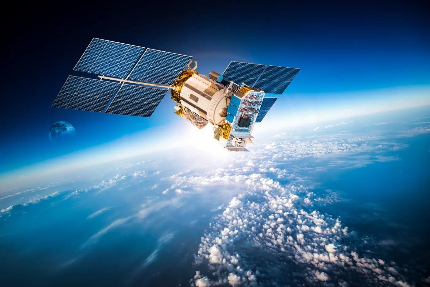 Amazon покупает за 11 6 млрд Globalstar и готовит конкурента Starlink А ещё договаривается с Apple о связи для iPhone Globalstar имеет 24 спутника на низкой околоземной орбите и контракты на приобретиние 50 дополнительных спутников часть из которых должна запустить SpaceX в этом году Параллельно Amazon подписала соглашение с Apple о продолжении предоставления услуг спутниковой связи для iPhone и Apple Watch Globalstar был эксклюзивным оператором спутниковой связи в устройствах Apple В 2024 году Apple инвестировала в Globalstar 1 5 млрд и получила долю 20 в компании Amazon планирует запустить более 3200 спутников на низкую околоземную орбиту чтобы составить конкуренцию Starlink   www iphones ru 1368015 новости iphonesru