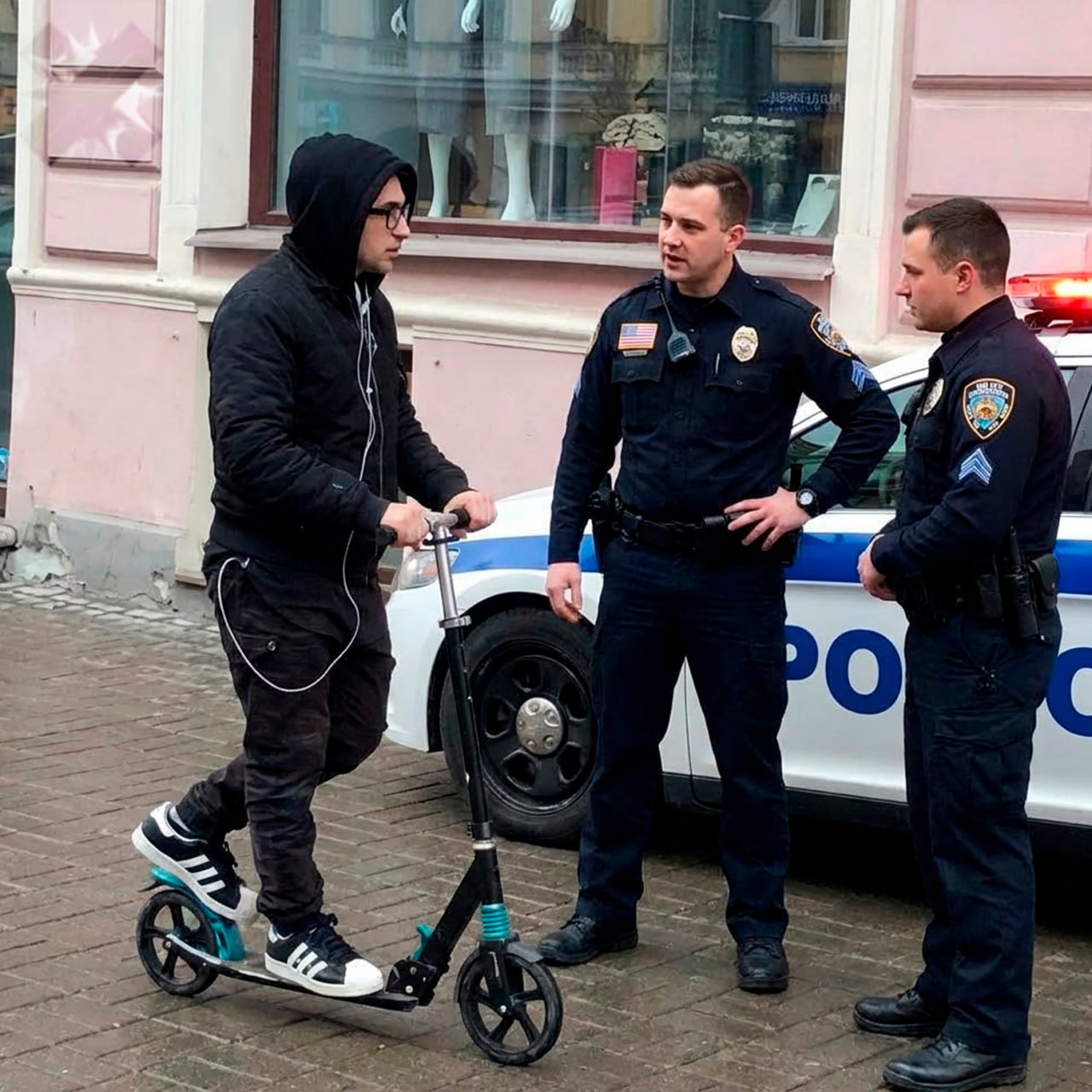 Для самокатчиков хотят сделать отдельные полосы Электросамокаты всё чаще становятся головной болью для пешеходов В Совете Федерации предлагают разделить потоки организовать специальные полосы для средств индивидуальной мобильности и дополнительно ограничить скорость   давно пора навести порядок а место на дорогах где для них взять НМШ