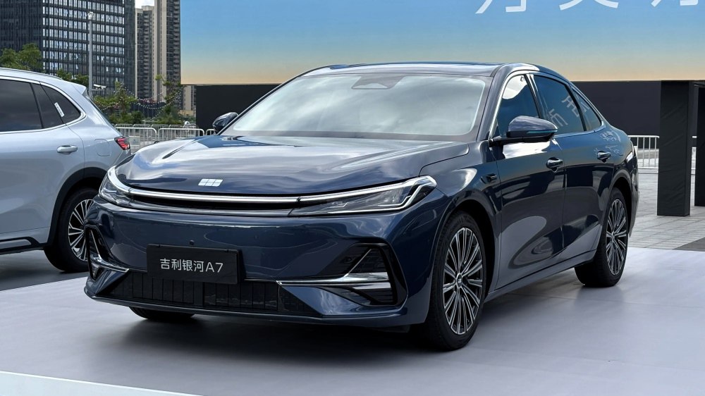 Старт продаж нового гибридного седана Geely Galaxy A7 объявили в Китае. Разброс цен на автомобиль составил 89,8-125,8 тысячи юаней  1-1,4 млн рублей .  Он стал первой моделью компании, получившей фирменную гибридную систему с искусственным интеллектом NordThor AI hybrid 2.0.   Точные габариты нового Galaxy A7 составили 4918 х 1905 х 1495 мм, колесная база — 2845 мм. В основе силовой установки седана находится 1,5-литровый атмосферный двигатель мощностью 112 л.с. в связке с 238-сильным электромотором. Суммарная отдача — 350 л.с. На чистом электричестве новинка сможет проезжать от 55 до 150 км, а в гибридном режиме — до 2 100 км.  #geely