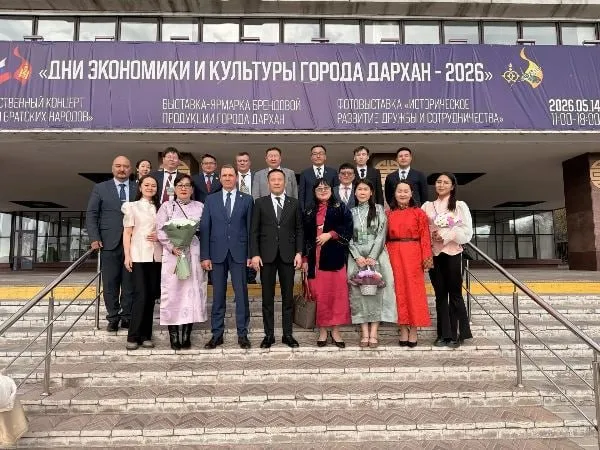В Улан Удэ открылись Дни экономики и культуры города Дархана 14 мая в администрации столицы Бурятии состоялась церемония открытия Дни экономики и культуры города Дархана Делегацию гостей возглавил заместитель губернатора Дархан Уул аймака Монголии Б Жавхлан На открытии был подписан Меморандума о сотрудничестве между Комитетом по социальной и молодёжной политике Администрации Улан Удэ и отделом социальной политики аппарата губернатора Дархан Уул аймака Меморандум предусматривает развитие совместных проектов в сфере образования культуры спорта молодёжной политики поддержки детей и семей В том числе стороны договорились развивать обмены между школами и молодёжными организациями проводить совместные культурные и спортивные мероприятия поддерживать волонтёрские инициативы и программы детского отдыха Фото канал МАХ Игоря Шутенкова
