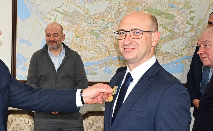 Директор "Т-Транса", который сдал Кушнарёва, пожаловался на угрозы и негативное упоминание в СМИ. После этого таганрогский суд закрыл заседание. Николай Селезнев сказал, что прессинг начался после завершения расследования дела бывшего зама губернатора. Неизвестные стали писать оскорбления и звонить с угрозами. Эту информацию подтвердили в ФСБ. До этого руководитель транспортной компании просил допросить его в Таганроге, хотя дело рассматривают в Ростове. Теперь он подал ходатайство о проведении заседания в закрытом формате. Судья разрешил.