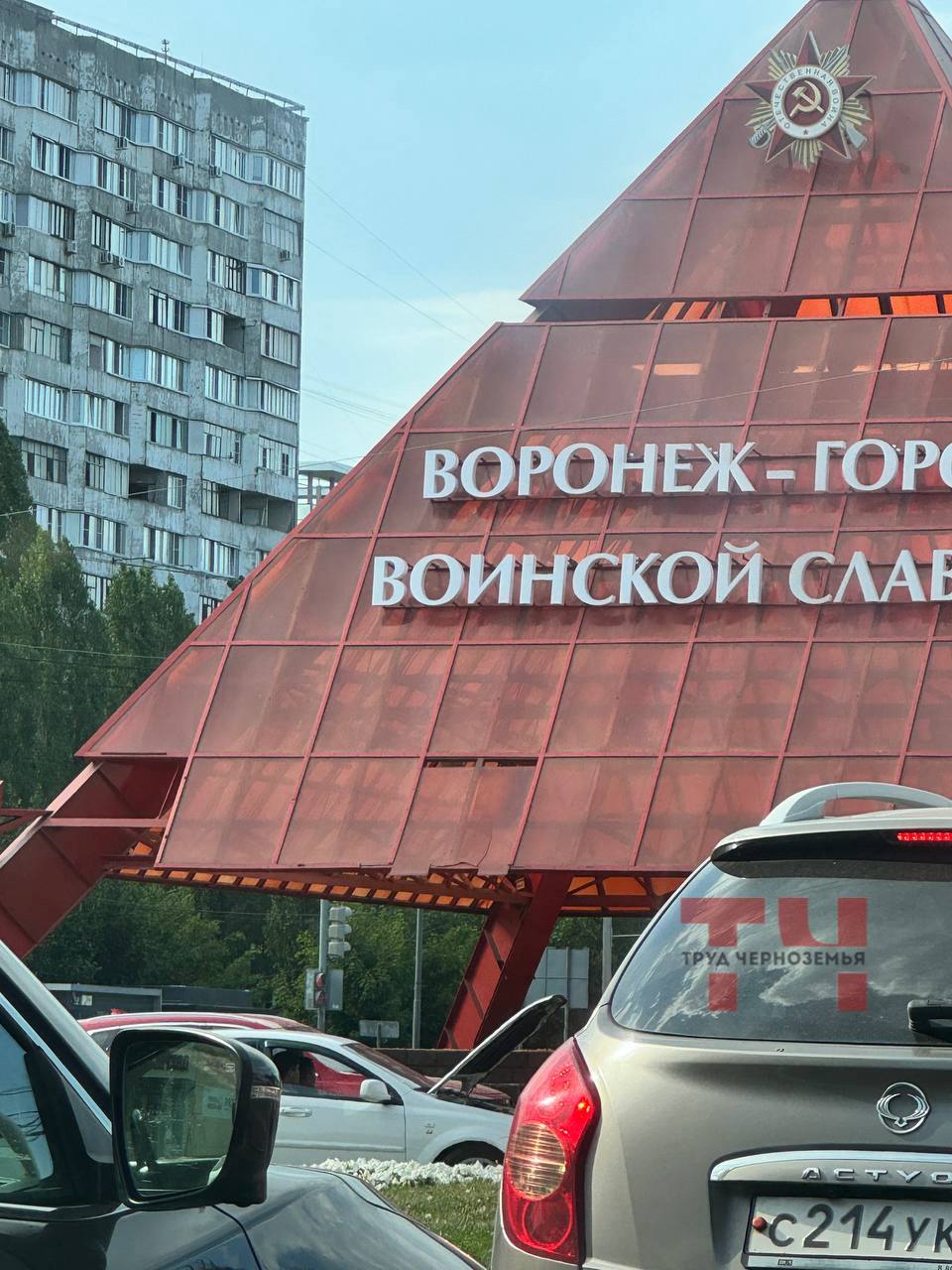 Пирамида на памятнике Славы разваливается спустя два месяца после ремонта, власти Воронежа собираются восстанавливать ее своими силами «Труду» прислали фото пирамиды на памятнике Славы на Московском проспекте. Отремонтированный перед 9 Мая монумент уже начал разваливаться. В мэрии журналисту пояснили, что управа Коминтерновского района собирается восстановить сооружение своими силами. Причина – подрядчик числится в реестре недобросовестных поставщиков, а сам объект является «видовым». О дефекте организация была уведомлена, однако какое будет наказание для нее пока не известно. Сейчас управа работает над этим вопросом, добавили в администрации. В феврале этого года ремонтировать пирамиду взялся единственный участник торгов «Мега Строй» Александры Почиваловой и Давида Мартиросяна. Контракт заключили на 4,1 млн рублей. В перечень работ подрядчика как раз входила замена стекол, обновление лакокрасочного покрытия, укрепление подпорных стен и благоустройство. Еще тогда, «Площадь» писала о том, что у компании сомнительная репутация, основываясь на опыте прошлых работ.