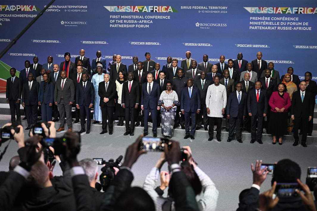 Вторая министерская конференция Россия Африка пройдет в Каире 19 20 декабря Об этом сообщило посольство РФ в Египте по итогам телефонного разговора глав МИД двух стран Первая министерская конференция Форума партнерства Россия Африка прошла в Сочи 9 10 ноября 2024 года Африканская инициатива Подписаться