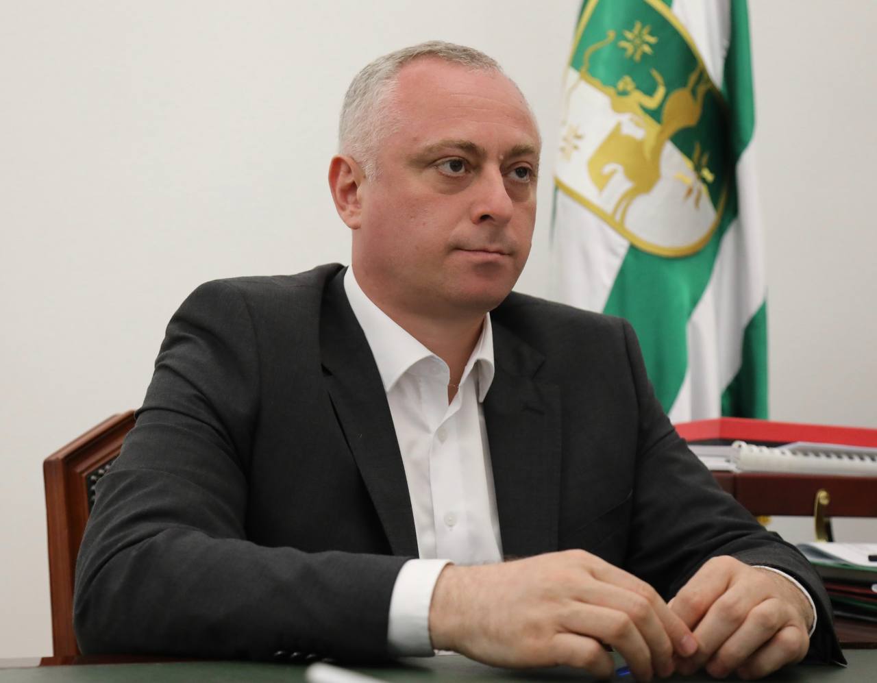 Президент провел встречу с Уполномоченным по правам человека Анас Кишмария Президент Абхазии Бадра Гунба встретился с Уполномоченным по правам человека в Республике Абхазия Анас Кишмария. В ходе встречи обсуждался широкий круг вопросов. Анас Кишмария проинформировала Президента о работе, проделанной за последний год, а также о текущих острых вопросах, стоящих перед институтом Уполномоченного по правам человека в РА. Бадра Гунба ознакомился с результатами мониторинга мест лишения свободы в Абхазии, который был представлен в ходе встречи. Участники обсудили проблемы оказания психиатрической помощи гражданам, вопросы, связанные с предотвращением семейно-бытового насилия, а также проблемные ситуации с получением социальных пособий гражданами на территории Российской Федерации. «Мы все преследуем единую цель – это развитие нашей страны на благо ее граждан. В этом ключе необходимо выстраивать конструктивное сотрудничество и взаимодействие между государственными органами и институтом Уполномоченного по правам человека в Абхазии», – сказал Бадра Гунба. Президент подчеркнул важность обмена информацией и регулярного общения по актуальным вопросам с Уполномоченным. В свою очередь Анас Кишмария подтвердила готовность к конструктивному взаимодействию с руководством страны. Она отметила важность вовлечения Президента в повестку по вопросам соблюдения прав и свобод человека в Абхазии. «Институт Уполномоченного по правам человека, как и все остальные государственные институты, должен защищать права граждан. Можно отметить, какое большое внимание этой проблематике и сотрудничеству с Уполномоченным по правам человека уделяется руководством Российской Федерации. Мы, выстраивая свою работу, за последние два года наладили взаимодействие с российскими коллегами», – сказала Анас Кишмария. Также она отметила сложившуюся позитивную рабочую атмосферу сотрудничества с руководством правоохранительных органов Абхазии. ПРЕЗИДЕНТ АБХАЗИИ