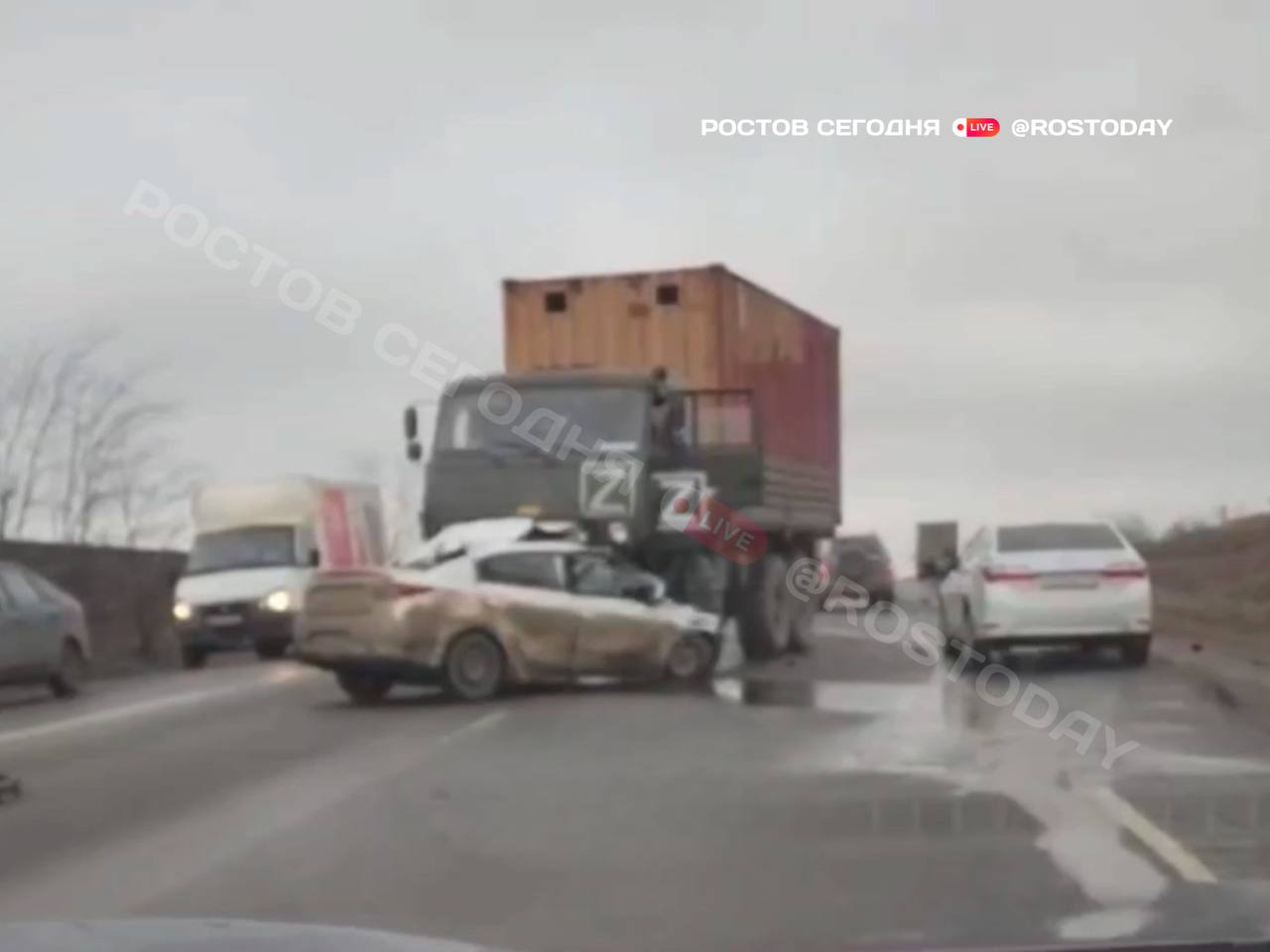 На Северном обходе Ростова лоб в лоб столкнулись автомобиль такси и КАМАЗ военных.  Информации о жертвах и пострадавших пока нет.    Это Ростов, подпишись