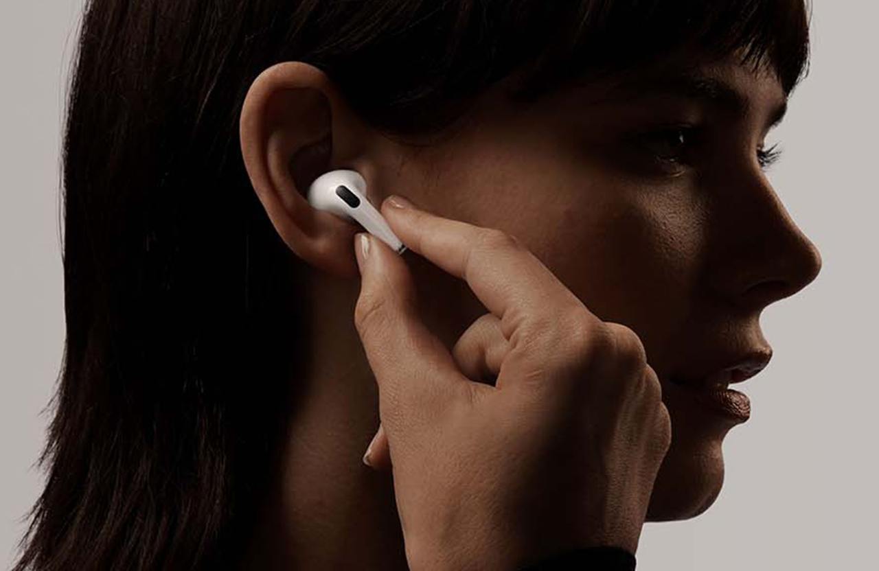 Apple добавит в AirPods функцию перевода иностранной речи в режиме реального времени.  Какие языки будут поддерживаться, пока неизвестно, а релиз ожидается вместе с редизайнутой iOS 19, которая выйдет в сентябре этого года.