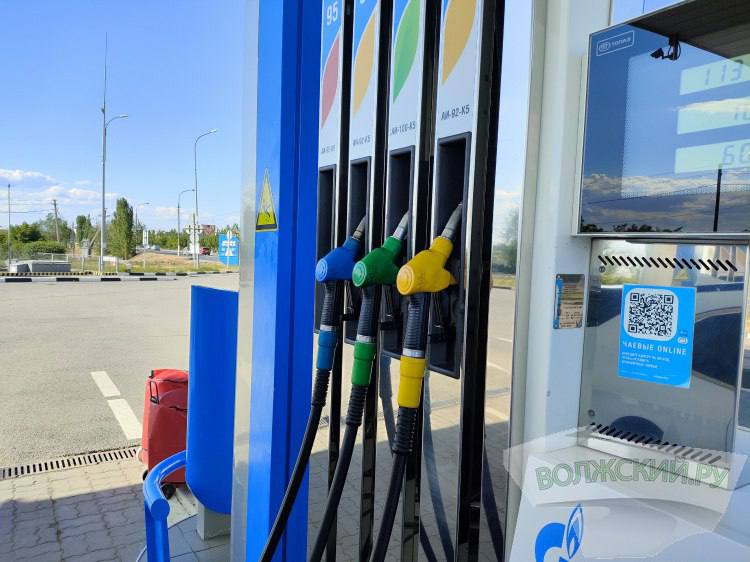 В регионе продолжают дорожать самые востребованные марки бензина  Волгоградстат представил очередное обновление данных мониторинга цен на нефтепродукты в Волгоградской области. По состоянию на 7 июля в регионе отмечается рост цен на самые популярные марки автомобильного бензина. Как сообщили Волжский.ру в пресс-службе Волгоградстата, средняя стоимость бензина за неделю выросла на 0,29% или 18 копеек. АИ-92 подорожал на 0,32%. Средняя цена за литр составляет уже 57,83 рубля. АИ-95 прибавил 0,28% - до 64,29 рубля за литр.  Стоимость бензина АИ-98 и выше за неделю не изменилась.     ЧП Волжский - подписаться      Написать нам  Чат - перейти