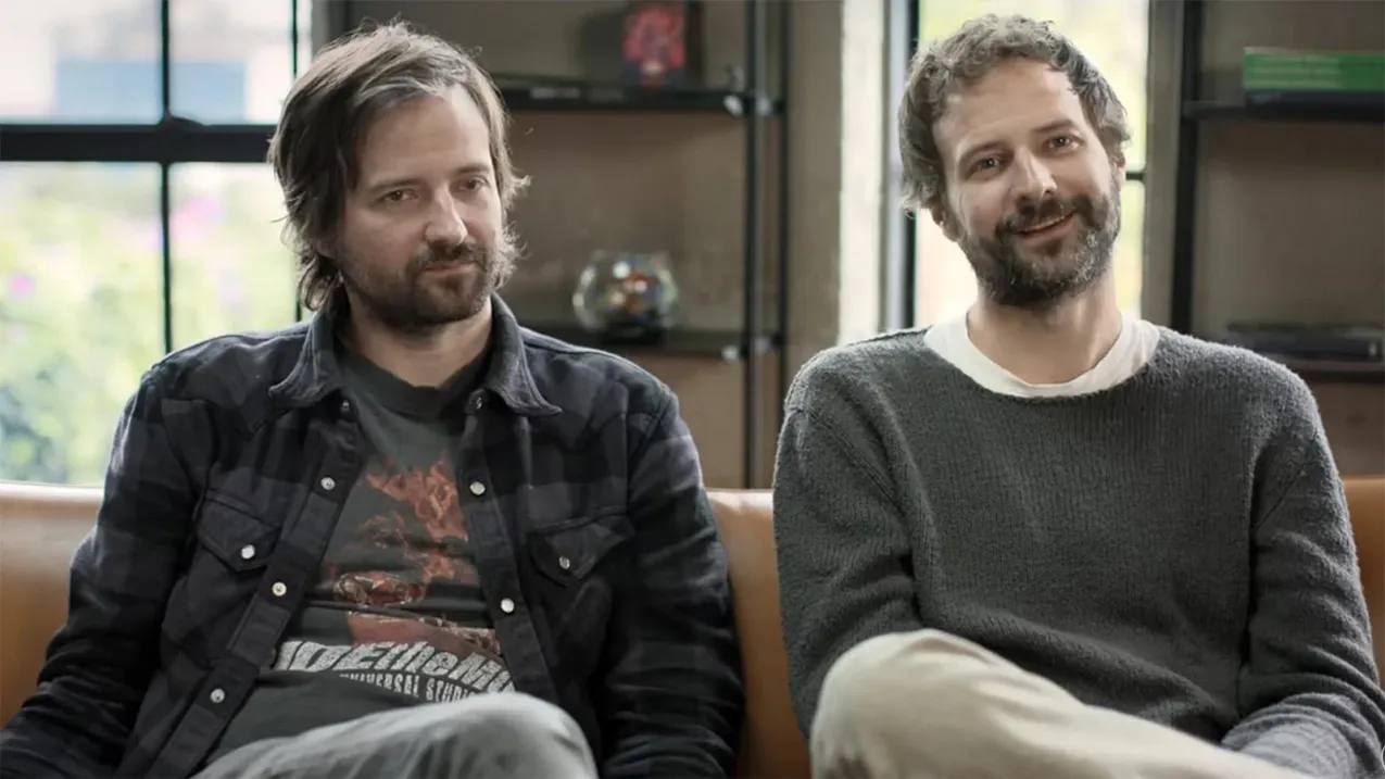 Братья Мэтт и Росс Дафферы рассказали в в документальном фильме о создании последнего сезона Очень странных дел что у них не было готового сценария заключительной серии проекта на момент съемок самого эпизода Финал вышел 31 декабря Мэтт и Росс Дафферы в фильме One Last Adventure The Making of Stranger Things 5