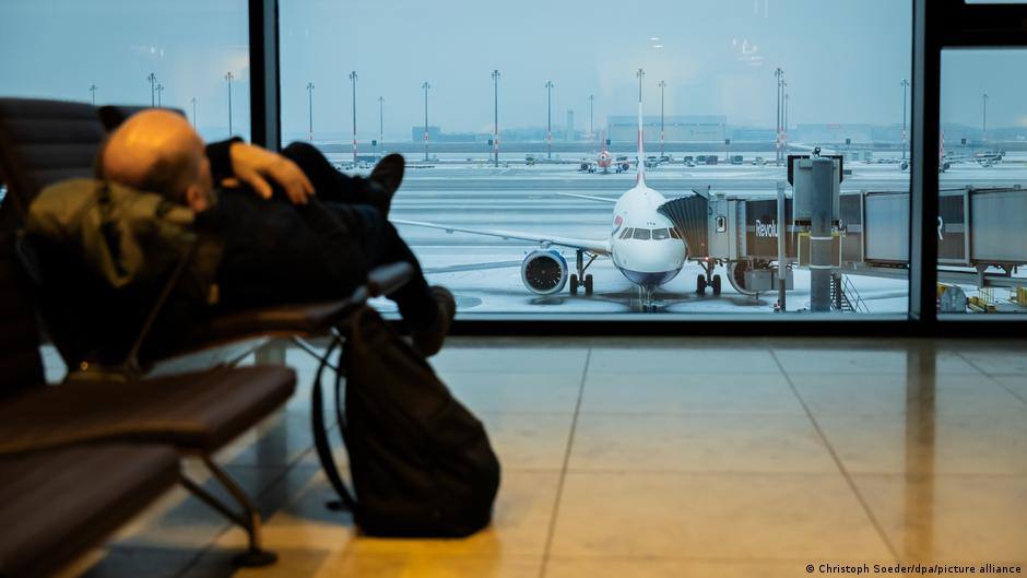 Из Берлина по прежнему ничего не летает Изначально мы думали что сможем начать работу Но это оказалось невозможно заявила пресс секретарь BER около 7 30 утра Как только работа возобновится авиакомпании смогут принять решение о том состоится ли рейс сегодня будет ли он отменен или перенесен пояснила она Однако она не уточнила когда работа будет возобновлена