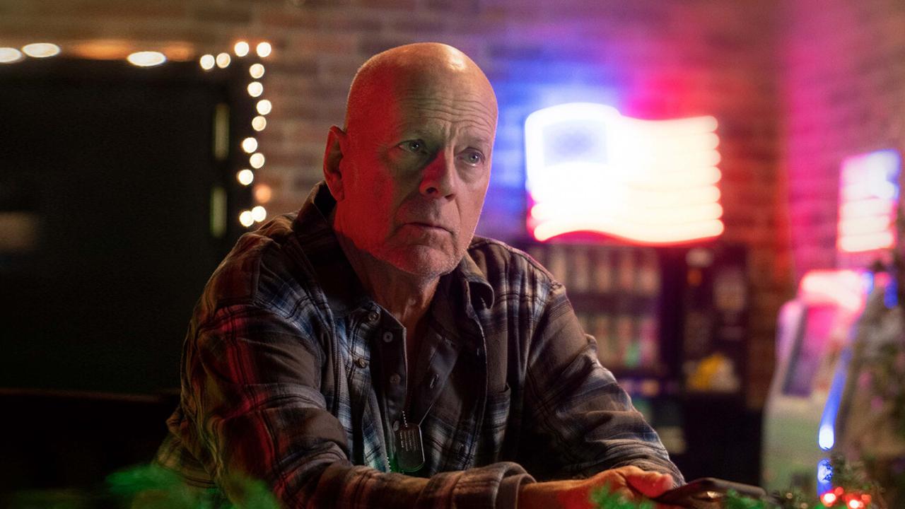 Жена актера Брюса Уиллиса рассказала что он не осознает свой диагноз лобно височную деменцию Эмма Хеминг Уиллис объяснила что это связано с неврологическим состоянием анозогнозией при котором мозг не может определить что с ним происходит Люди могут принять это за отрицание но на самом деле это особенность болезни Брюс никогда не связывал симптомы в единую картину и я искренне рада что он не знает о своем диагнозе сказала она Больше новостей в Daily News