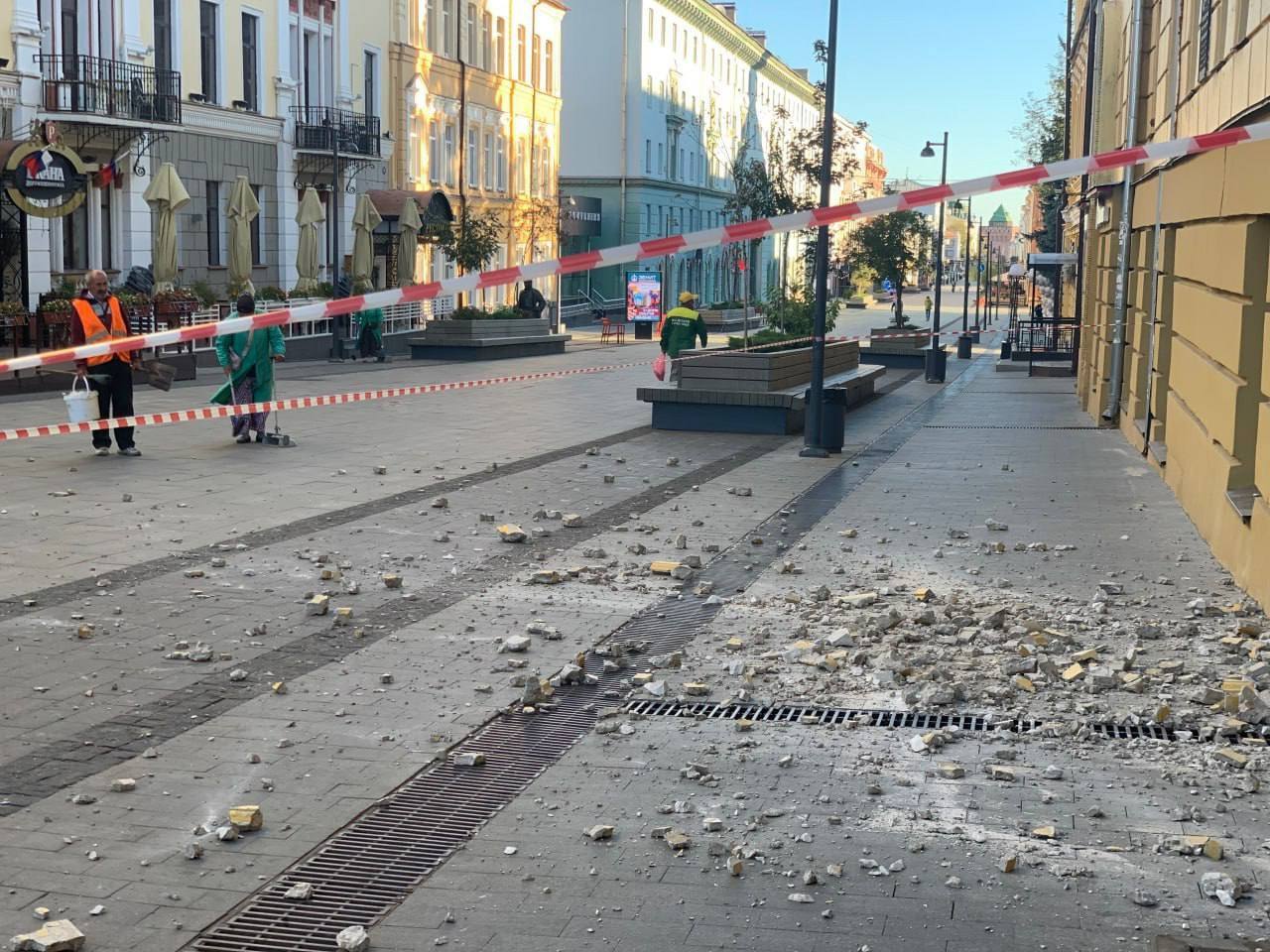 Фасад жилого дома 30а на Большой Покровской улице снова обрушился. Место обрушения огородили лентой.  Фото: Александра Викулова  Подпишись \ Предложи новость