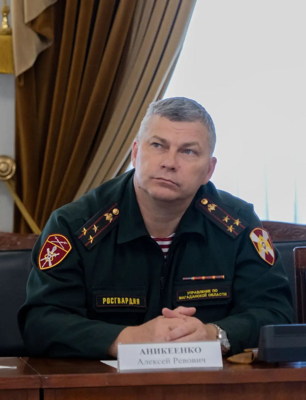 Алексей Аникеенко Проект СВОи Герои 49 инвестиция в будущее ветеранов спецоперации и региона Сегодня в СОК Снежный стартовала вторая часть модуля Экономика и финансы регионального кадрового проекта для ветеранов СВО Курсанты продолжат получать знания в сфере государственного и муниципального управления По словам полковника Алексея Аникеенко заместителя начальника Управления Федеральной службы войск национальной гвардии РФ по Магаданской области по военно политической работе проект СВОи Герои 49 реальный мост между боевым опытом и гражданской профессиональной реализацией Ветераны спецоперации это люди с высокой ответственностью дисциплиной и патриотизмом обладающие высокой работоспособностью Они уже успели отлично зарекомендовать себя в ходе предыдущего этапа стажировки Считаю что их потенциал должен быть востребован в управлении регионом И программа СВОи Герои 49 дает им инструменты знания и поддержку чтобы в последующем участники проекта смогли внести вклад в развитие Магаданской области уже как лидеры управленцы и общественные деятели отметил полковник Региональная программа СВОи Герои 49 создана по аналогии с федеральным проектом Время Героев инициированным Президентом РФ Владимиром Путиным Обучение рассчитано на год и нацелено на подготовку высококвалифицированных специалистов из числа участников спецоперации