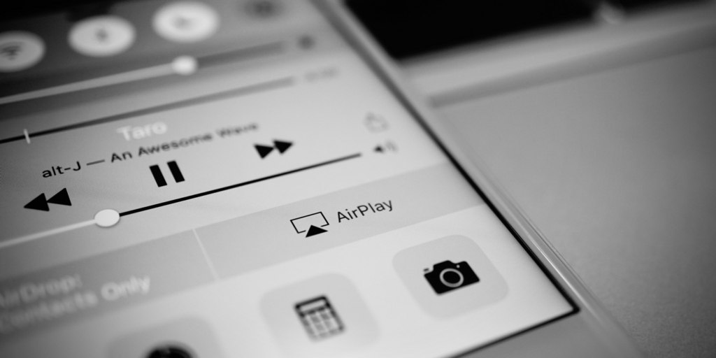 Технология AirPlay от Apple может быть использована хакерами для взлома устройств, пишет журнал Wired. Злоумышленники могут устанавливать на умные телевизоры и колонки с поддержкой AirPlay программы для сбора данных, вирусы-вымогатели или же внедрять прослушку.