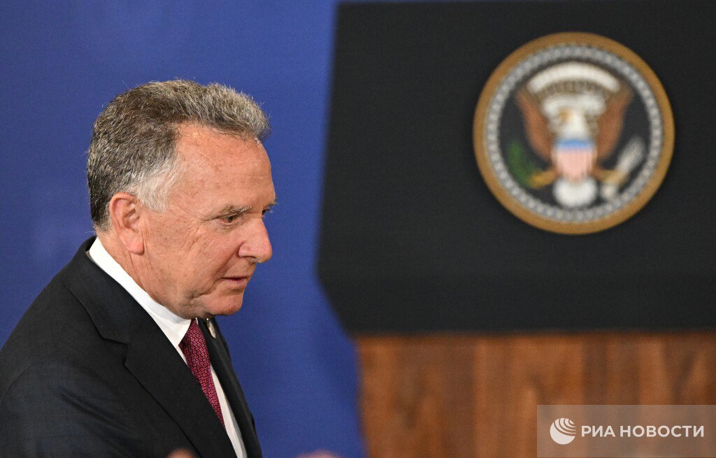 Уиткофф может оставить пост спецпосланника президента США Дональда Трампа в конце этого года сообщает газета Times of Israel со ссылкой на неназванного чиновника США По словам чиновника Уиткофф готовится покинуть свой пост к концу года особенно с учетом того что прорыв в войне в Газе по всей видимости близок после того как Трамп объявил что премьер министр Биньямин Нетаньяху принял последнее американское предложение а посредники ждут ответа ХАМАС говорится в сообщении издания Бизнесмен Уиткофф в администрации Трампа отвечает за усилия США по мирному урегулированию конфликтов на Украине и в Газе
