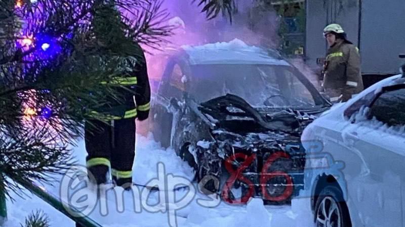 Два автомобиля загорелись на улице Университетской в Сургуте Этой ночью в Сургуте сразу два автомобиля были повреждены огнем. Сообщение о возгорании на улице Университетской в экстренные службы города поступило в начале третьего. Вспыхнули «Тойота Рав-4» и «Лада Веста». Локализовать и ликвидировать горение удалось в течение 25 минут. Судя по сообщениям очевидцев, одна из машин выгорела полностью. «По вызову от МЧС России привлекалось 7 человек личного состава и 2 единицы техники. Причина возгорания устанавливается органами дознания», — сообщили в ГУ МЧС России по Югре. А накануне вечером пожарные тушили возгорание в жилом доме на улице Энергетиков. Локализовали пожар в течение десяти минут. Еще столько же потребовалось на ликвидацию открытого горения. Причину случившегося устанавливают органы дознания. _________ Sitv.ru