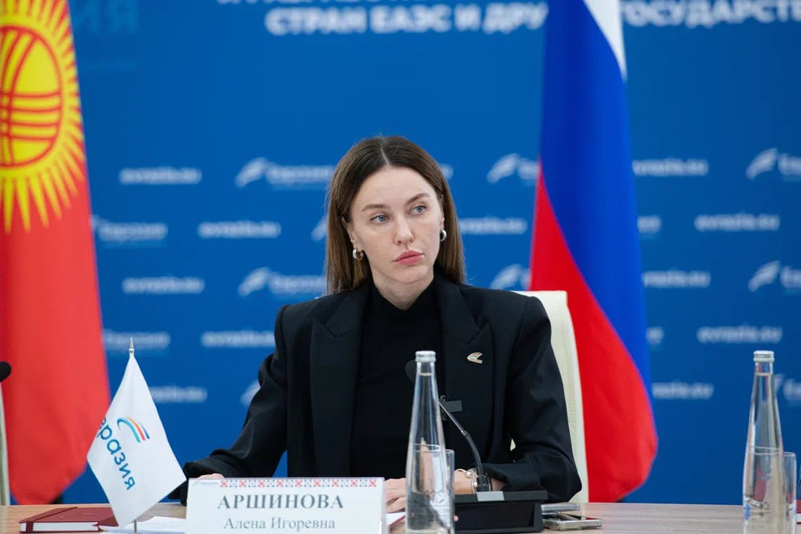 Для ускорения формирования единого евразийского образовательного пространства между Кыргызстаном и Россией необходимо продолжать работу по укреплению позиций русского языка, обеспечивать школы учебниками, организовывать взаимные стажировки, заявила председатель Совета АНО "Евразия" Алена Аршинова  Передача школьных автобусов, строительство семейного парка и поддержка русского языка — это не просто гуманитарные жесты, а вклад в общее будущее, отметила Аршинова.   "Сегодня АНО "Евразия" разрабатывает инициативы, которые объединяют школы, вузы, педагогов и студентов наших стран в единое пространство знаний и смыслов. Нам важно, чтобы каждый вложенный ресурс работал с полной отдачей — на доверие, сближение и развитие общей евразийской идентичности", — сказала она на заседании рабочей группы по разработке принципов единого образовательного пространства КР и РФ.