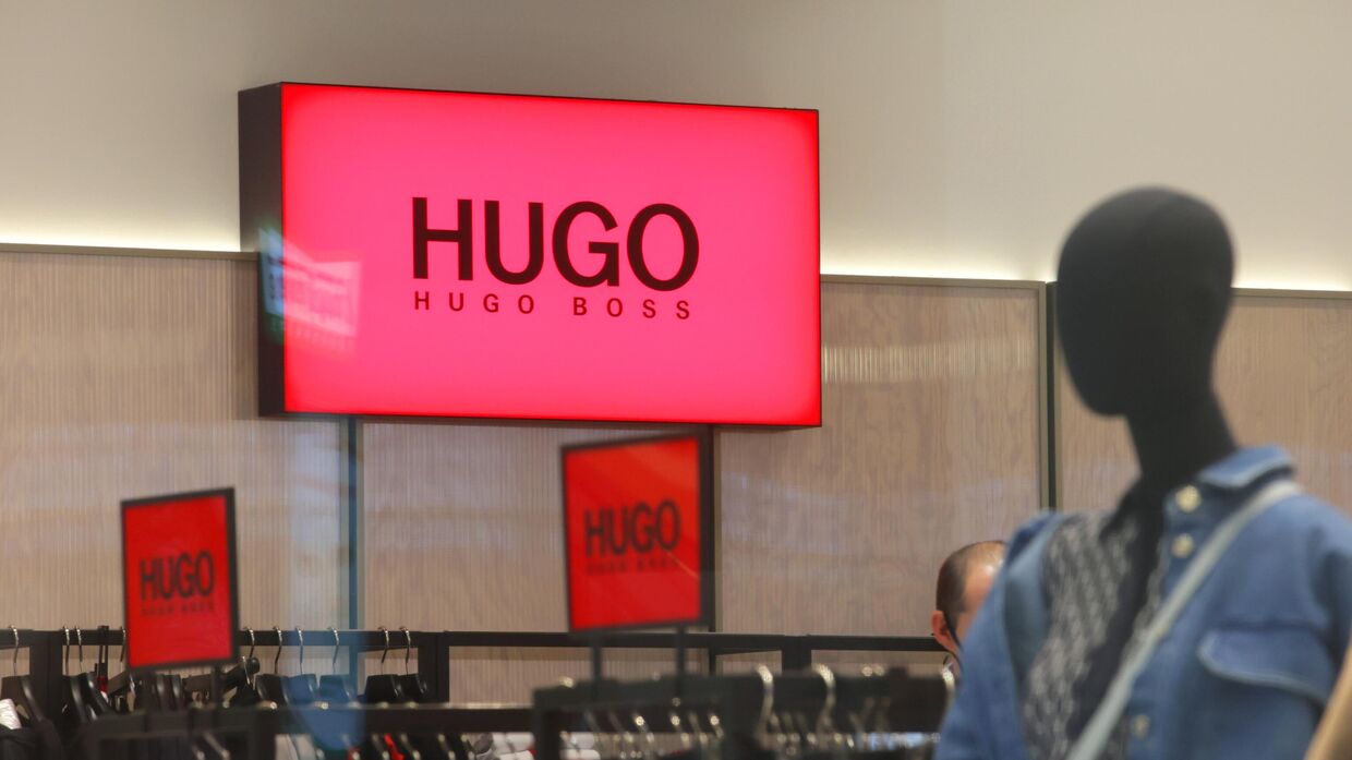 Теневая регистрация: SLB, Hugo Boss и другие готовятся к возвращению на российский рынок. Нефтесервисный парадокс — американская SLB бывшая Schlumberger , официально ушедшая из РФ, зарегистрировала 3 товарных знака до 2033 года, включая технологию «Оркестра» для бурения; Модный фронт — Hugo Boss, Puma, L’Oreal и Prada продлили права на бренды в РФ до 2034 года, несмотря на публичный уход; Скрытая стратегия — Intel, Rolex, IKEA и 50+ других компаний молча регистрируют знаки, ожидая «отмены санкций». 90% западных брендов сохраняют юридические «якоря» в России: SLB, подавшая 3 заявки в апреле 2025-го — лишь верхушка айсберга» данные Роспатента и экспертов Товарный знак — это билет на поезд, который может тронуться в любой момент. Вероятно, что к 2026 году 70% ушедших компаний обновят патентные портфели, но публичные возвращения начнутся только после первых послаблений санкций.