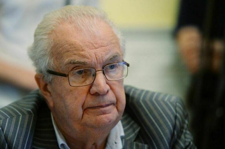 Уход легендарного иллюзиониста Эмиля Кио Скончался известный советский и российский артист цирка и иллюзионист Эмиль Кио в возрасте 87 лет Эмиль Кио родившийся в Орджоникидзе с детства связал свою жизнь с цирковым искусством Завершил образование в Московском инженерно строительном институте но вскоре посвятил себя цирковому искусству вдохновившись примером отца Кио был награжден званием заслуженного и народного артиста РСФСР а в 1994 году удостоен ордена Дружбы за вклад в развитие культурного наследия