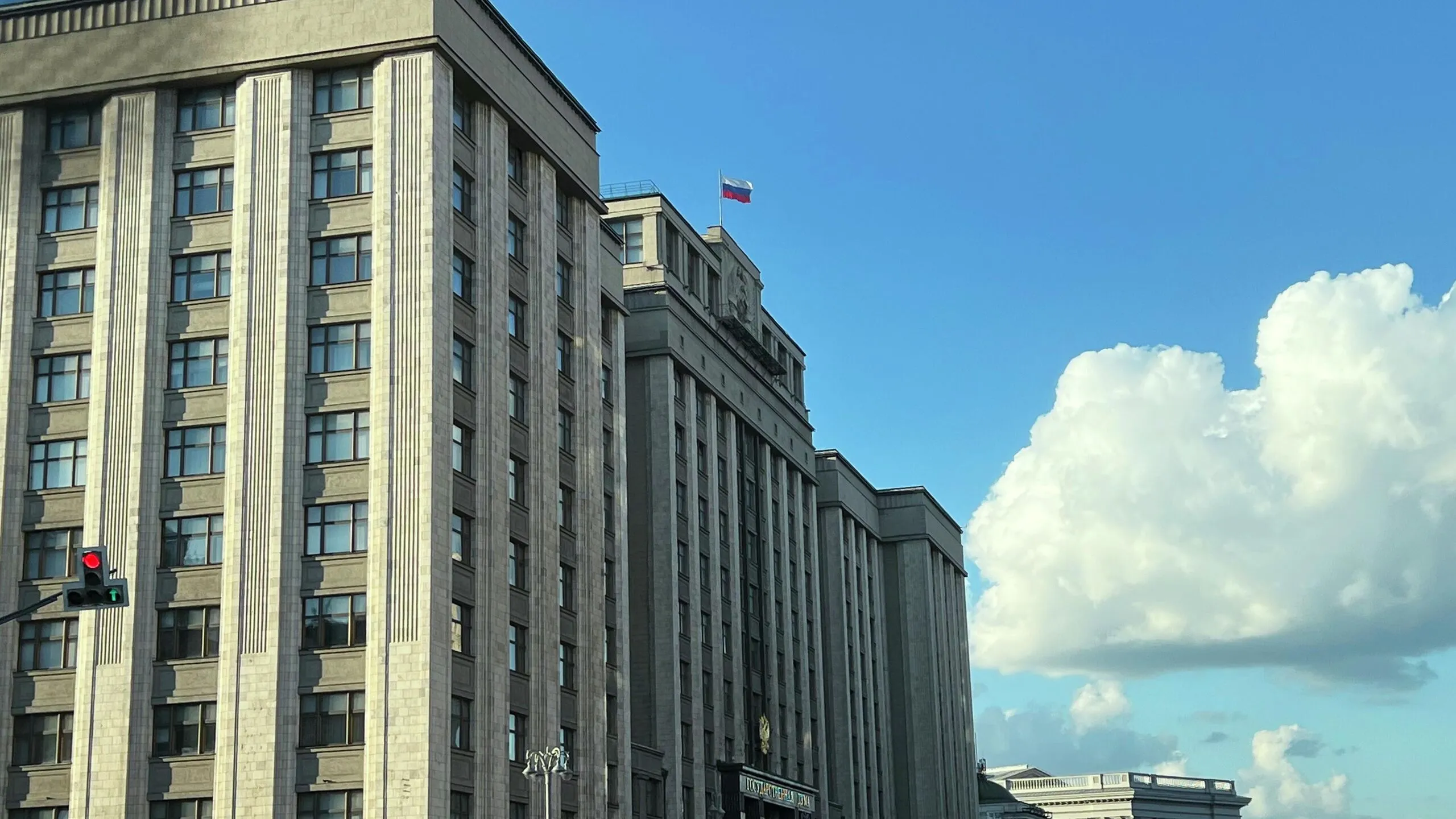 Лидер партии Справедливая Россия глава думской фракции Сергей Миронов предложил увеличить в 10 раз штрафные санкции за обмеривание обвешивание обсчет либо иные формы обмана потребителей при реализации товаров предусмотрев максимальный размер штрафа до 500 тысяч рублей Соответствующий законопроект вносится на рассмотрение палаты парламента документ имеется в распоряжении РИА Новости Изменения предлагается внести в статью 14 7 КоАП РФ обман потребителей Законопроектом предлагается увеличить размеры штрафов за обман потребителей в 10 раз что позволит усилить превентивный эффект законодательства и повысить уровень добросовестности на рынке товаров и услуг сказано в пояснительной записке Как уточнил в разговоре с РИА Новости Миронов для граждан штраф может составить от 30 до 50 тысяч рублей для должностных лиц от 100 до 300 тысяч рублей для юридических лиц от 200 до 500 тысяч рублей Он подчеркнул что штрафные санкции по статье 14 7 КоАП РФ не повышались в стране с 2014 года