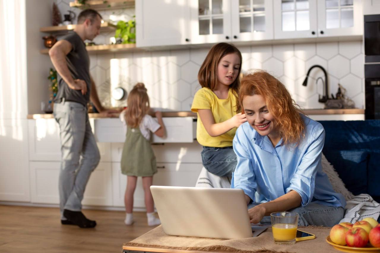 Более 300 амурских многодетных семей получили выплаты в размере 1 млн руб на погашение ипотеки в 2025 году Амурчане могут получить 450 000 руб из федерального бюджета и еще 550 000 руб из областного На региональную помощь вправе рассчитывать семьи которые уже воспользовались федеральной её частью Эта мера поддержки действует в регионе с 2024 года и уже хорошо зарекомендовала себя В прошлом году ею воспользовались 156 амурских семей а в 2025 году помощь от государства получили в два раза больше получателей 326 сказала министр соцзащиты населения Амурской области Наталья Киселёва В 2026 году финансовую помощь планируют предоставить 340 амурским семьям Средства можно направить на оплату ипотеки связанной с покупкой квартиры приобретением или строительством частного дома а также земельного участка под ИЖС в Амурской области При этом сам кредитный договор должен быть заключён до 1 июля 2027 года Заявление на получение выплат можно подать через Госуслуги или в отделении банка