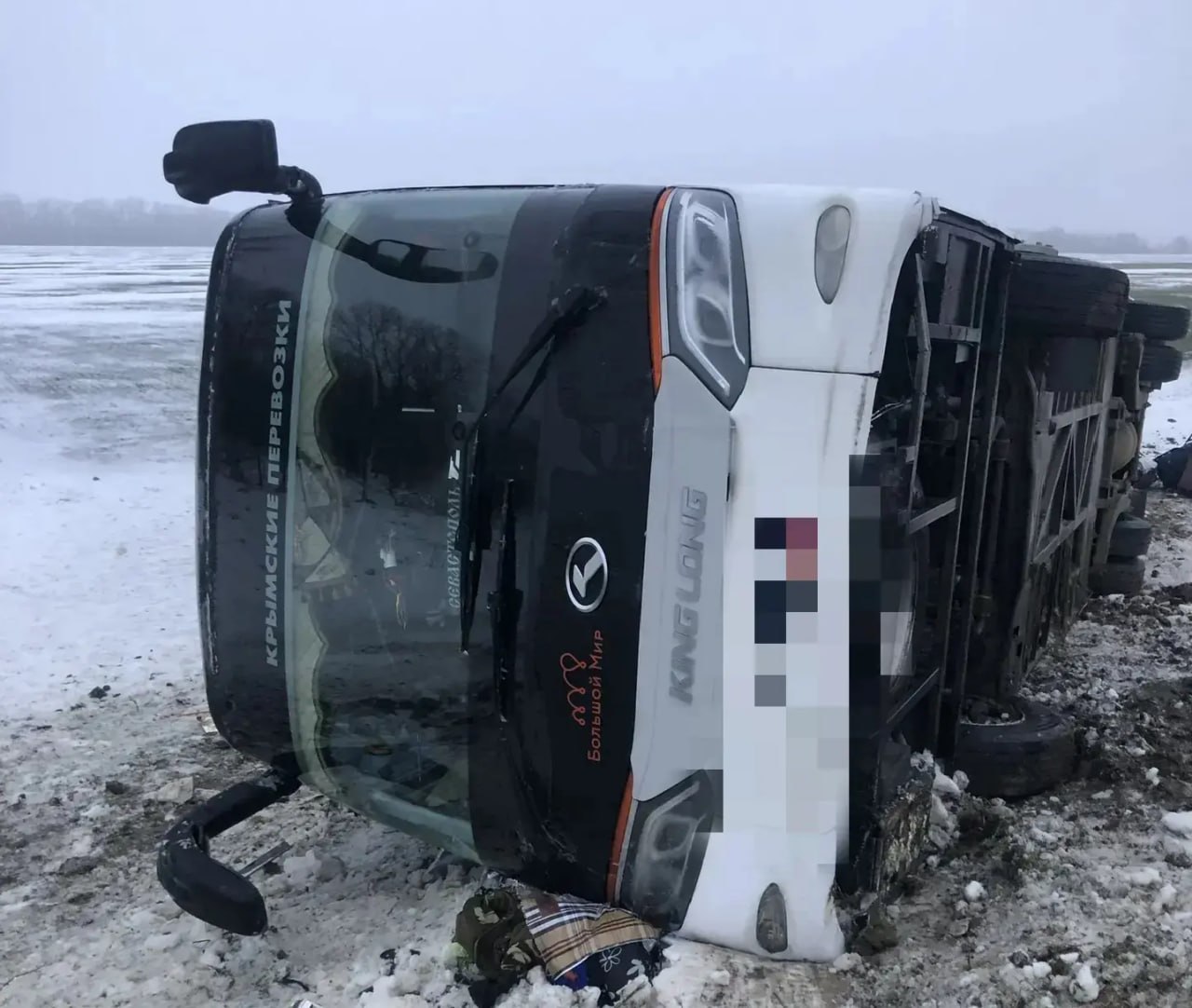 В Ипатовском округе перевернулся рейсовый автобус Авария произошла сегодня рано утром Водитель автобуса King Long Regard выбрал небезопасную скорость не справился с управлением и улетел с дороги в кювет где перевернулся В результате ДТП пострадали четыре человека Характер травм уточняется За рулем автобуса находился 52 летний житель соседнего региона который за последние два года за нарушения ПДД привлекался два раза Всего автобусе находились 23 пассажира и 2 водителя Участники происшествия доставлены в пункт временного размещения где ожидают подменный транспорт Детали происшествия устанавливаются ГТРК Ставрополье Читайте нас в MAX