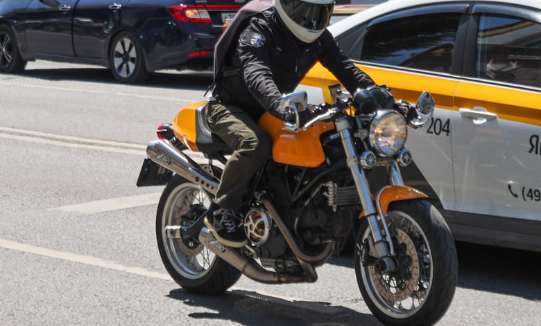 На Госуслугах хотят продавать ОСАГО для такси и мотоциклов Водители смогут купить полис через госпортал в любой страховой компании по их выбору Проверять сведения и заключать договор будет НСИС где хранятся данные обо всех полисах ОСАГО Условия страховок будут одинаковыми срок 1 год и одна базовая ставка по верхней границе тарифного коридора уточнили в ЦБ Для получения скидки клиенту придется покупать полис через агентов или компании при заключении договора новым способом не будет возможности выбрать СТО для ремонта В РСА выступили против проект противоречит законам и конкуренции Документ фактически предлагает наделить Госуслуги функциями маркетплейса А поскольку система контролируется государством то это приведет к монополизации и огосударствлению рынка ОСАГО fatcat18