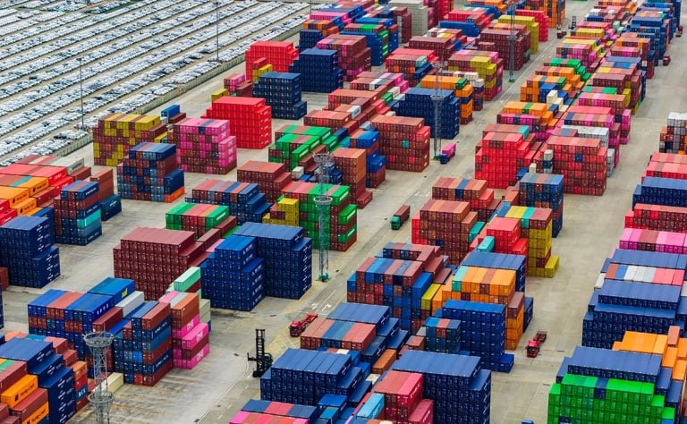 США приостановили планы по введению санкций против Министерства государственной безопасности Китая чтобы не сорвать торговое перемирие достигнутое в октябре сообщает газета The Financial Times со ссылкой на американских чиновников Вашингтон планировал ввести санкции против разведывательного ведомства а также подрядчиков которых как утверждается использует министерство для проведения хакерской кампании Salt Typhoon против телекоммуникационных сетей США По данным источников администрация США также не будет вводить против Китая новых серьезных экспортных ограничений Несколько источников выразили мнение что администрация США в рамках политики в отношении Китая стремится к обеспечению стабильности до тех пор пока Вашингтон не снизит доминирование Китая в сфере редкоземельных металлов Сейчас оно сковывает их возможности США по агрессивным действиям против Пекина Фото Cfoto Keystone Press Agency Global Look Press РБК в Telegram и MAX