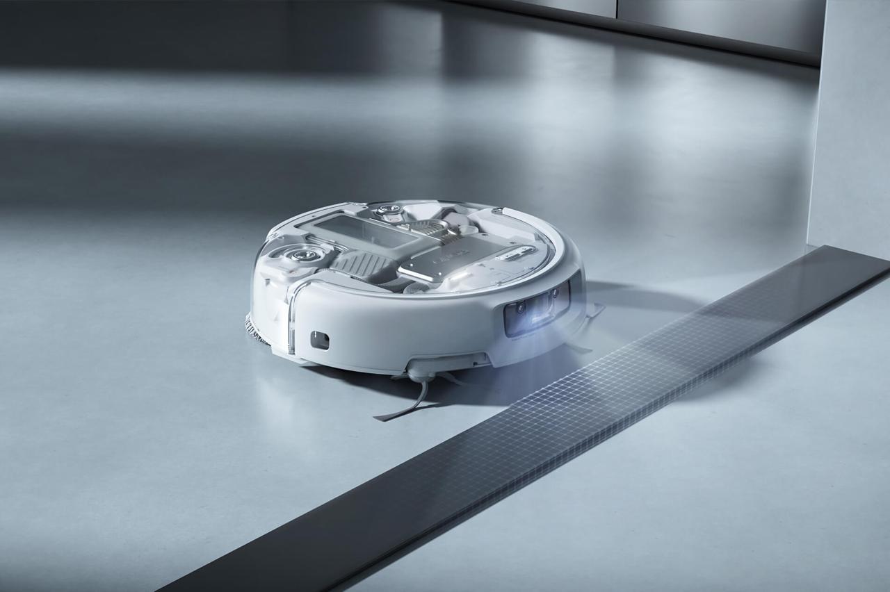 DJI представила свой первый робот-пылесос Romo. У него прозрачный корпус и необычная станция самоочистки Romo имеет мощность всасывания 25 000 Па, бак для воды 164 мл и пылесборник 260 мл. Также он оснащён двумя роликовыми щётками и двумя боковыми щётками. За навигацию отвечает лидар, а также камера, которая умеет распознавать препятствия. DJI отмечает, что её робот может определять провода, ножки мебели, экскременты домашних животных и любые другие объекты толщиной до 2 мм. Причём всё это работает при дневном свете и в темноте. Цены и модели Romo P стандартная версия: 6799 юаней ~75 тыс. рублей Romo P с автоматическим заливом/сливом воды: 7399 юаней ~81 тыс. рублей Romo A: 5399 юаней ~59,5 тыс. рублей Romo S: 4699 юаней ~51 тыс. рублей Все пылесосы уже продаются в Китае. В других странах они появятся позже в этом году. #новости