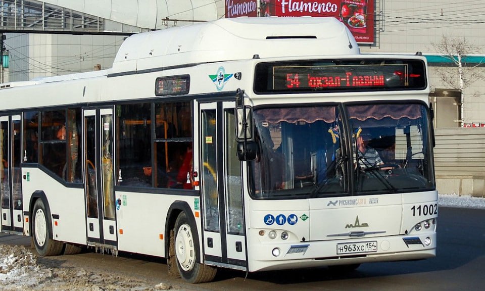 Пассажирка автобуса пострадала от рук дебошира Вечером 12 мая на остановке «Медицинский центр» на улице Одоевского в Новосибирске произошёл инцидент. В автобусе №54 вспыхнул конфликт, кондуктор и водитель пытались выдворить буйного пассажира из салона. По словам очевидцев, мужчина был пьян и вёл себя неадекватно. Об этом сообщили в телеграм-канале «Моя Первомайка». Оказавшись на улице, он бросил пустую бутылку в стекло автобуса. Осколки разбитого стекла поранили голову одной из пассажирок, и кровь потекла по её лицу. Другие пассажиры оказали 36-летней женщине первую помощь. Бдительные горожане задержали дебошира до приезда полиции. Фото со страницы группы «Транспорт НСО» в ВК, иллюстративное Прислать новость