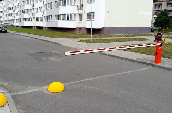 В Москве срок установки шлагбаумов сократится с 6 месяцев до 30 дней Мэр столицы Сергей Собянин подписал Закон № 28 от 25.06.2025 «О внесении изменения в статью 1 Закона города Москвы от 11 июля 2012 года № 39 «О наделении органов местного самоуправления внутригородских муниципальных образований в городе Москве отдельными полномочиями города Москвы». В чем суть Жителям МКД в Москве больше не нужно согласовывать установку шлагбаумов во дворах с органами местного самоуправления. Это возможно, если ставить ограждения через городского оператора ГКУ «Администратор Московского парковочного пространства» АМПП . В таком случае сроки установки сократятся с 5–6 месяцев до 30 дней. Организация сама подготовит все документы, согласует их с городскими службами и поставит шлагбаум. Заявки можно подавать через Единый транспортный портал. При этом остается возможность ставить шлагбаум по старой схеме с участием муниципалитетов.