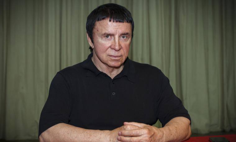Анатолий Кашпировский экстренно госпитализирован в Москве По данным Базы 86 летнему телепату стало плохо на фоне развития онкологии Ранее он пытался лечить себя собственными методами но состояние резко ухудшилось Долгое время Кашпировский страдал от болей в брюшной полости и избегал врачей однако болезнь сильно запущена поражённых участков оказалось много Сейчас он проходит курс лучевой терапии но по словам близких разговаривать не может и не уверен что лечение поможет КК