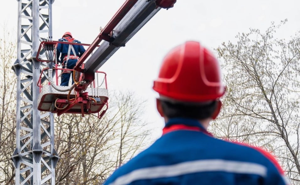 Ассоциация Ростелесеть и Уральская ассоциация операторов связи заявили о новом витке конфликта с Россетями с октября участились случаи срезания кабелей связи в Свердловской области Они обратились к губернатору региона Денису Паслеру главе Екатеринбурга Алексею Орлову в местные Минцифры ФАС и прокуратуру с просьбой разобраться в ситуации Как ранее жаловались региональные операторы пару лет назад Россети изменили принцип тарификации за использование опор ЛЭП для подвеса кабелей связи если раньше плату брали за один кронштейн на который крепились провода то теперь за каждый провод На одном подвесе может висеть до 10 кабелей то есть новый принцип тарификации может увеличить расходы операторов в разы Последние называют действия Россетей незаконными В энергетической компании настаивают что неограниченное количество кабелей на опоре ЛЭП может привести к ее обрушению а от бесперебойной работы энергетики зависит безопасность и благополучие жителей Фото fortton Shutterstock Картина дня в телеграм канале РБК