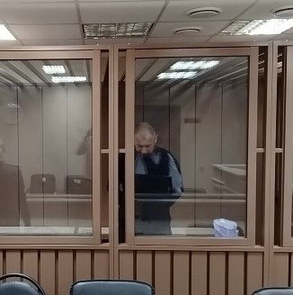 В Коми продлили срок содержания под стражей мужчине обвиняемому в убийстве продавца торгового павильона Тепличный в 2014 году Подозреваемый житель Йошкар Олы был задержан в августе 2025 года По версии органов предварительного расследования в апреле 2014 года Головин Н О находясь в состоянии алкогольного опьянения в целях хищения денежных средств закрыв нижнюю часть лица водолазкой чтобы исключить возможность опознания напал с ножом на продавца одного из торговых павильонов на территории города Сыктывкара нанеся им не менее 14 ударов в область головы шеи туловища и конечностей от которых потерпевшая скончалась на месте происшествия После этого Головин Н О похитил из кассы торгового павильона 1636 рублей причинив материальный ущерб на указанную сумму komiinform ru news 289451