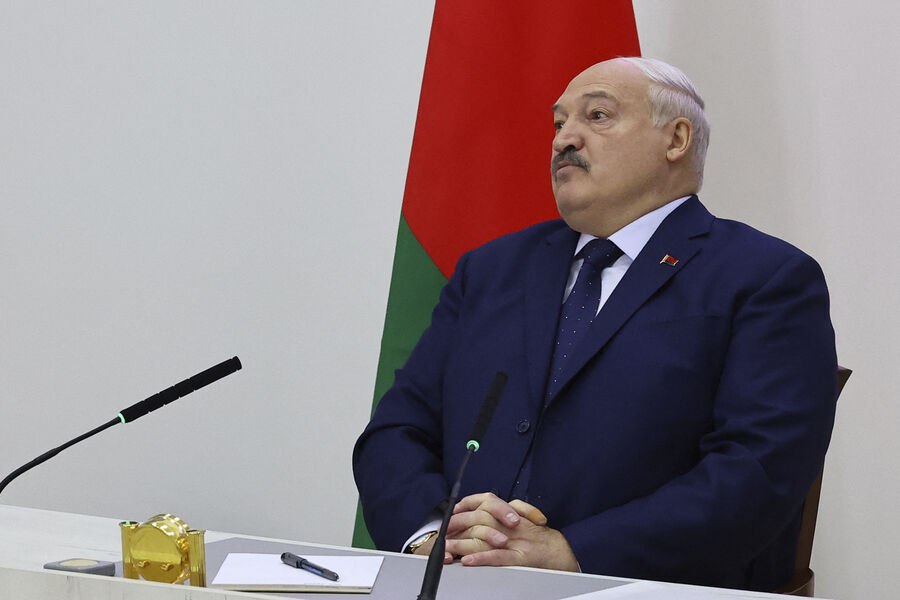 Минск мало волнуют планы Киева по возбуждению уголовного дела в отношении президента Белоруссии Александра Лукашенко Об этом РИА Новости заявила пресс секретарь белорусского лидера Наталья Эйсмонт Для нас это открытие Ничего о таких якобы обсуждениях и намерениях не знаем но нас это мало волнует сказала представитель офиса Лукашенко Утром 27 января издание Европейская правда сообщило что украинские власти обсуждают с белорусской оппозицией открытие уголовного дела против Лукашенко чтобы сорвать усилия его американского коллеги Дональда Трампа по выводу главы республики из международной изоляции Так по данным журналистов украинские власти стали активно контактировать с белорусской оппозицией и ужесточили публичную риторику в адрес Лукашенко после отставки Андрея Ермака с поста главы офиса президента Украины Тот как отмечается в публикации скептически относился к противникам Лукашенко