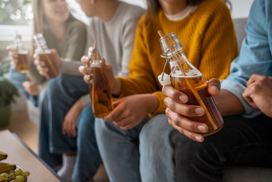 Известия штрафы за покупку подросткам алкоголя могут увеличить в 10 раз Соответствующий законопроект 12 декабря внесут на рассмотрение Госдумы При этом правительство уже оценило инициативу депутатов и считает что документ нужно серьёзно переработать clck ru 3Qo9C3