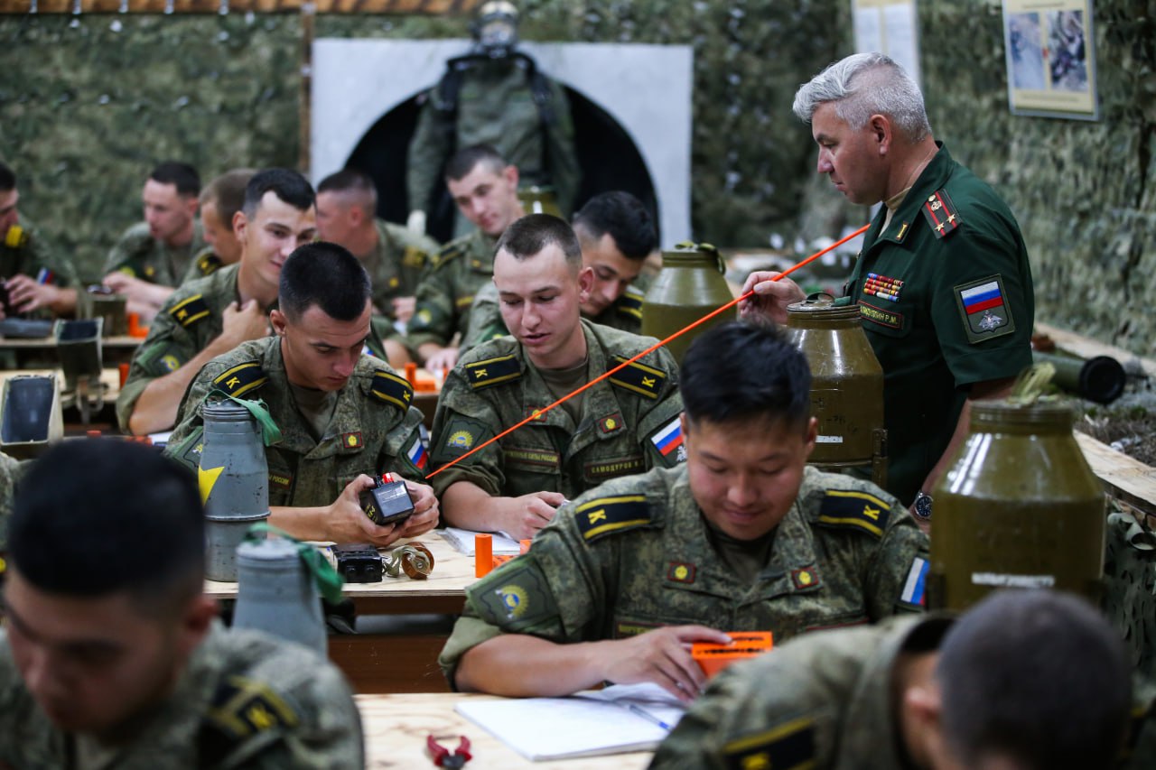 В Нижегородской области откроется высшее военно-инженерное командное училище Новое учебное заведение позволит увеличить подготовку и выпуск высококвалифицированных военных инженеров, которые будут обучаться с учетом опыта проведения специальной военной операции. Военное училище разместится на базе 210-го межвидового регионального учебного центра Минобороны. Все организационные мероприятия планируется завершить к 1 сентября 2025 года. Новости Правительства России