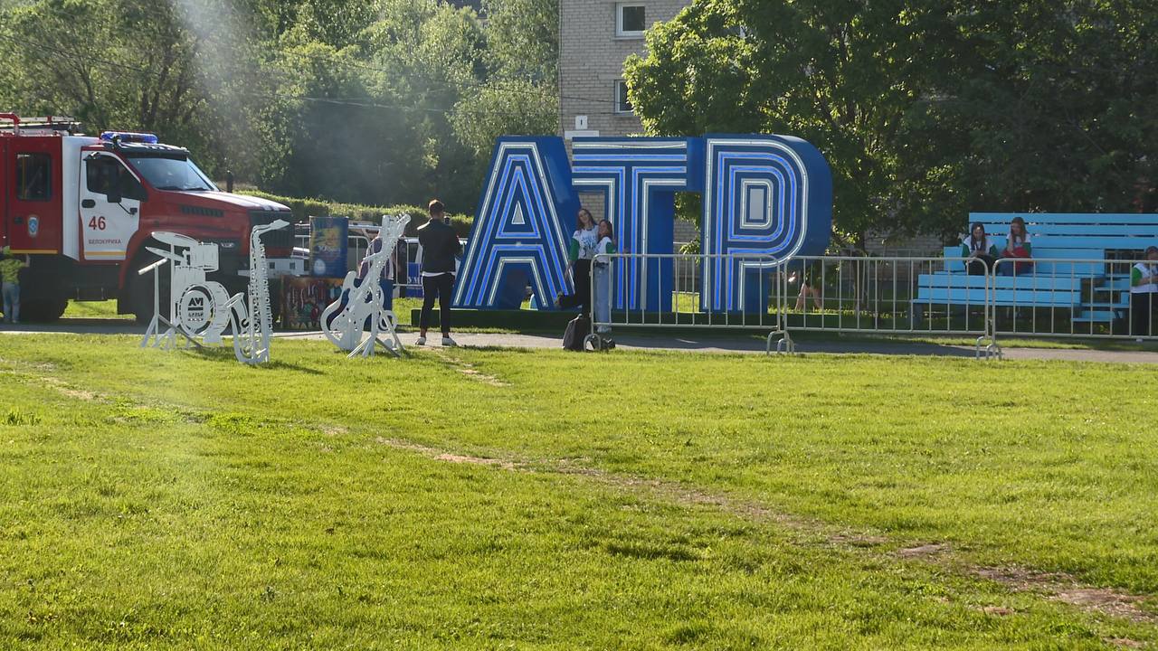 Форум АТР объединит активную молодежь со всей страны в Белокурихе С 25 по 30 мая в Белокурихе уже в 17-й раз пройдет молодежный образовательный форум «Алтай. Территория развития». Участниками станут более 500 активистов в возрасте от 14 до 35 лет из разных регионов России. Ключевой темой форума станет «Созидание и труд». Помимо образовательных площадок, программа включает лекции, мастер-классы, проектные сессии, спортивные мероприятия. С участниками будут работать эксперты из Алтайского края и других регионов. Торжественная церемония открытия состоится 25 мая на стадионе города-курорта, сообщили в правительстве региона.