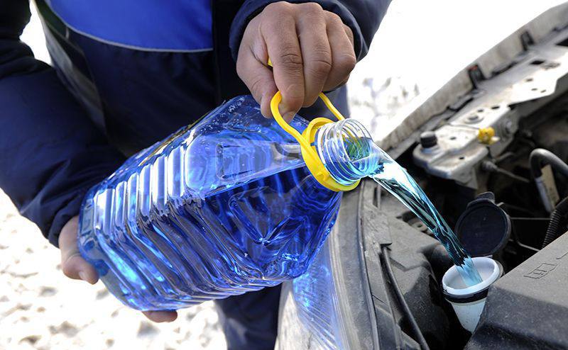 В Москве и Подмосковье в стеклоомывающих жидкостях обнаружено запрещённое вещество метанол сообщают Известия Роспотребнадзор проверяет эту информацию и рекомендует не приобретать жидкости с нечитаемыми этикетками или без сопроводительных документов а также избегать покупок на неофициальных рынках и в незаводской таре