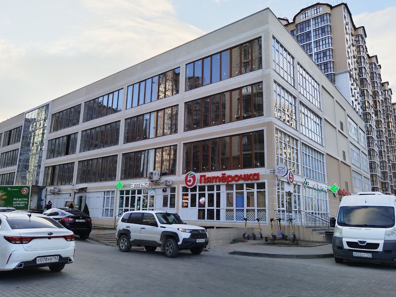Торговый центр в Анапе превращается в автопарковку Ранее власти города обратились в Арбитражный суд с иском к трём предпринимателям о сносе самовольной постройки, так как часть капитального объекта-закрытая 4 этажная автостоянка на 300 машино-мест в жилом комплексе «Чёрное море», используется не по целевому назначению. Как писали Новости Анапы, на первом этаже объекта были расположены супермаркет, аптека, офис продаж, пункт выдачи заказов маркетплейса, заведение общепита и салон красоты, которые здесь по проектной документации не предусмотрены, как и не соответствует ей фактическая планировка части первого этажа. В действиях собственников здания усмотрели признаки возведения объекта с отступлением от утвержденной проектной документации и эксплуатации автостоянки в отсутствие разрешения на ввод объекта в эксплуатацию. На сегодняшний день с фасадов здания исчезли яркие вывески, а жители микрорайона грустят о закрывшихся магазинах у дома. Судьба самой постройки пока неизвестна.