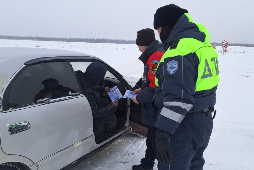 Рейды по выявлению несанкционированного выезда на лед проводятся в Якутске  Месячник безопасности на водных объектах объявлен с 1 ноября по 1 декабря текущего года.  В рамках этого проводятся плановые рейды и патрулирования по выявлению несанкционированного выезда транспортных средств на лед в период введенных ограничений.