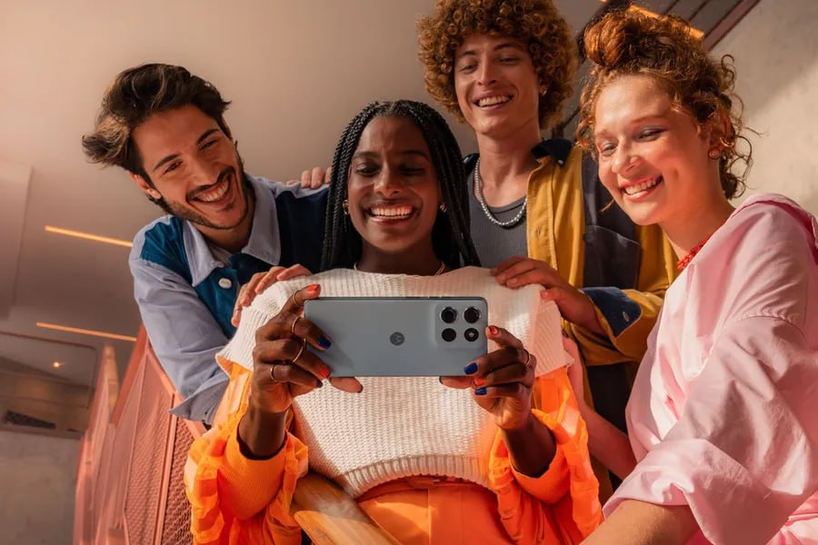 Motorola представила новый смартфон Moto G66j 5G, отличающийся высокой прочностью. Устройство оснащено 6,7-дюймовым FHD+ LCD-дисплеем с частотой обновления 120 Гц, разрешением 2400×1080 пикселей и плотностью 391 ppi. Экран защищён стеклом Corning Gorilla Glass 7i, а корпус имеет сертификаты IP68/IP69 и MIL-STD-810H, обеспечивая устойчивость к воде, пыли и падениям.  Moto G66j 5G построен на чипсете MediaTek Dimensity 7060 с двумя ядрами 2,6 ГГц и шестью ядрами 2,0 ГГц. Объём оперативной памяти составляет 8 ГБ с возможностью расширения до 24 ГБ через RAM Boost, встроенной флеш-памяти — 128 ГБ с поддержкой microSD до 2 ТБ.  Камеры включают 50-Мп основной сенсор Sony LYT-600, 8-Мп сверхширокоугольный и 32-Мп фронтальную камеру с технологией Quad Pixel. Устройство поддерживает запись видео в Full HD: 60 к/с для основной и 30 к/с для фронтальной камеры. Аккумулятор ёмкостью 5200 мА•ч обеспечивает до двух дней работы, с поддержкой быстрой зарядки 30 Вт.