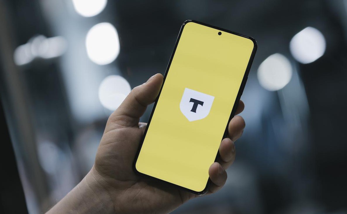 Т Инвестиции начали сбор заявок на обмен замороженных активов Брокер Т Инвестиции начал приём поручений от клиентов на обмен заблокированных иностранных ценных бумаг Заявки можно подать до 31 января 2026 года но конкретные условия перечень российских бумаг и курс обмена пока не определены Важно что поручение подается по всем счетам с иностранными бумагами по одному счету подать нельзя и нельзя выбрать бумаги выборочно Комиссия брокера составит не более 5 от стоимости полученных российских активов пишет РБК Сроки и необходимые разрешения Проведение обмена возможно только после получения всех необходимых разрешений от западных и российских регуляторов Как сообщила служба поддержки весь процесс может занять до одного года Клиент может отозвать своё поручение в любой момент до заключения сделки если предложенные условия его не устроят Контекст другие брокеры на рынке Т Инвестиции стали третьим крупным брокером запустившим такую программу Ранее сбор заявок начали Инвестиционная палата до 30 декабря и БКС завершил 21 декабря У каждого брокера свои условия БКС например предлагал обменять 25 иностранных бумаг на акции Сбера Частный инвестор Александр Елисеев подтвердивший начало сбора оценил свои замороженные активы в Т Инвестициях в около 1 2 млн рублей Навигация по каналам  Акции  Облигации  Китай  Трейдинг  Новости  Клуб