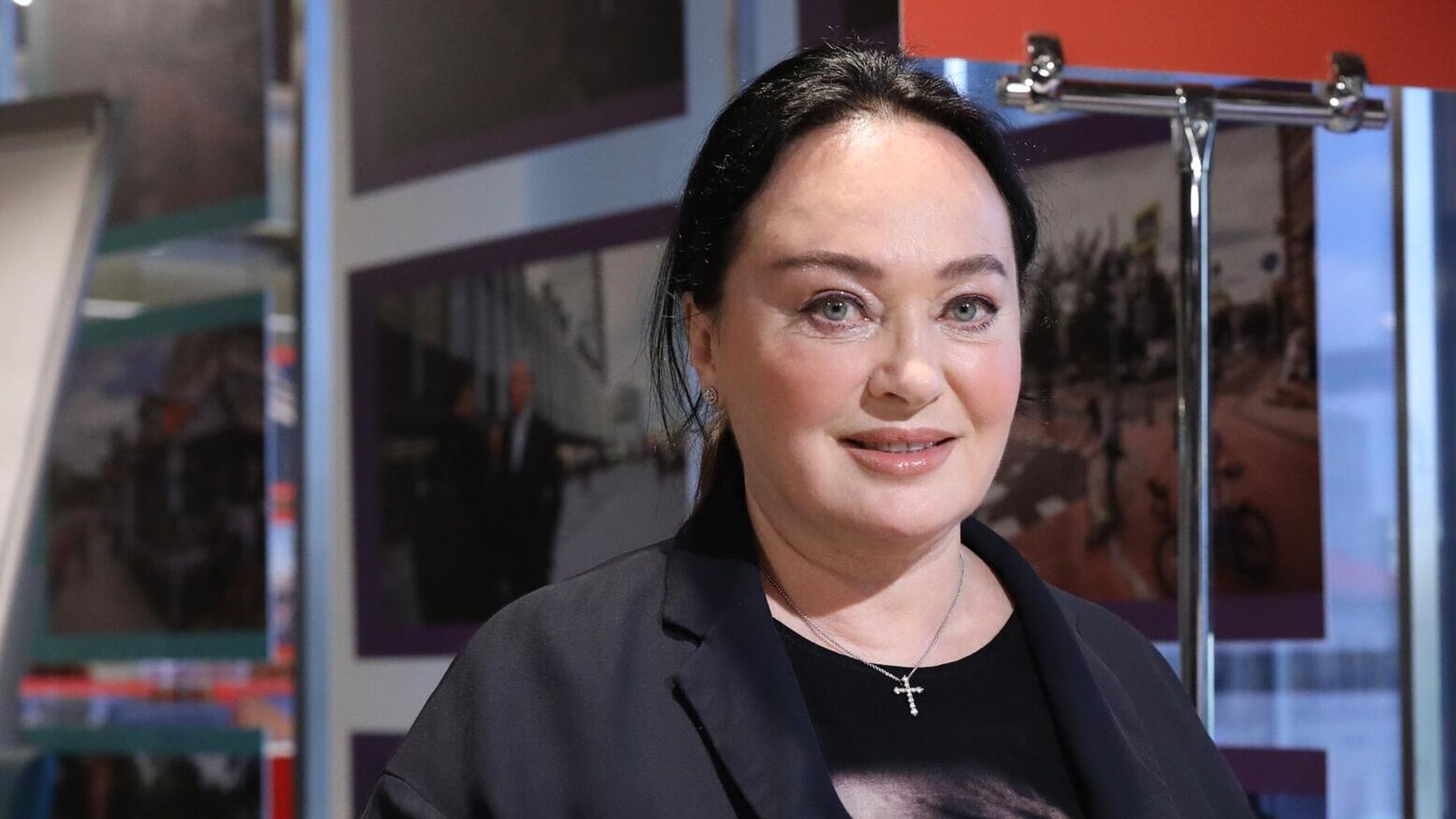 Генпрокуратуру попросили проверить журналистку Ксению Собчак телеведущую Ларису Гузееву и певицу Лолиту Милявскую из за рекламы блогера Сергея Домогацкого рассказал РИА Новости адвокат Александр Зорин В своих социальных сетях они Прим ред рекомендовали блогера застройщика Сергея Александровича Домогацкого как своего давнего друга и фактически использовали механизмы скрытой рекламы действовавшего под общим названием Фаверк Домогацкого человека который собрал деньги и не выполнил обещаний по строительству домов в России и в Республике Индонезии что было поставлено на поток и сейчас много пострадавших сказал он Ведомству уже направили обращение в списке потерпевших от действий Домогацкого значится 75 человек По словам адвоката некоторых из них заявления известных личностей носящие признаки рекламы не содержали маркировки и могли вводить потребителей в заблуждение относительно реального положения дел побуждая их заключать неисполнимые договоры