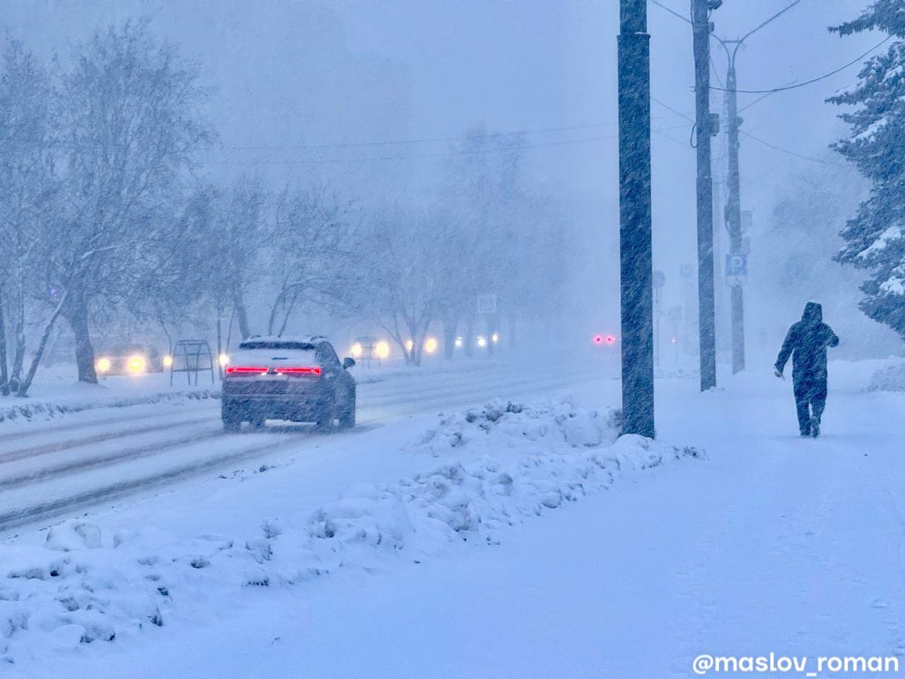 В Череповце начался снегопад который будет усиливаться и продолжится до 18 часов вторника по предварительным данным МЧС непогода может продлиться до пятницы 30 января Ветер сегодня ночью южной четверти 7 12 м с днем западной четверти 5 10 м с Температура воздуха ночью 13 18 днем 9 14 На дорогах местами гололедица снежный накат  Череповчане будьте внимательны Призываю всех быть бдительными по возможности ограничьте поездки на личном транспорте соблюдайте ПДД и скоростной режим не оставляйте автомобили под деревьями и рекламными конструкциями будьте осторожны возле линий электропередачи Городские службы переведены в режим повышенной готовности Просим вас соблюдать максимальную осторожность на дорогах и при передвижении  В случае возникновения чрезвычайных ситуаций и происшествий необходимо звонить 112 единый номер экстренных служб 8 8172 72 99 99 телефон доверия ГУ МЧС России по Вологодской области Центр приема обращений г Череповец 083 или 999 000 или напишите в группу подрядчика vk com mku spetsavtotrans Для получения экстренных оповещений установите пожалуйста на телефон приложение Мой Череповец здесь оперативно размещаются данные об изменениях движения транспорта отключении коммунальных ресурсов из за ремонтов и так далее Берегите себя и своих близких Череповец КомандаГубернатора